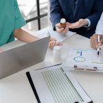 Joint meeting between doctors and administrators, meeting summarizing the prescription of medicines